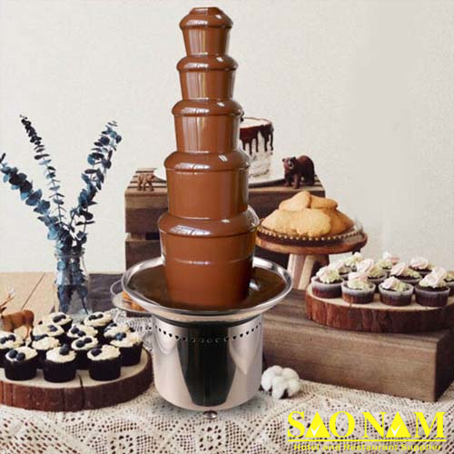 Đặt tháp phun chocolate ở vị trí phù hợp trên bàn tiệc