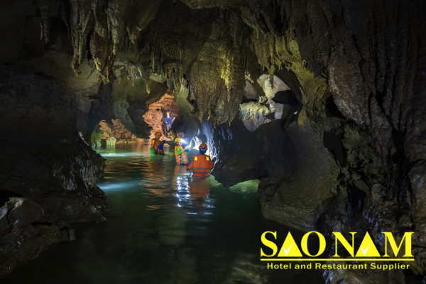 Khám phá hang động tại Quảng Bình